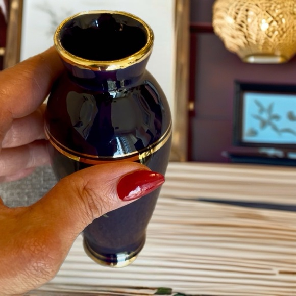 Elegant Blue and Gold Vase with Floral Design - Picture 5 of 7